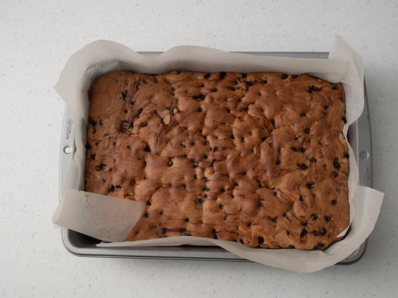 w foremce upieczone ciasto z jagodami