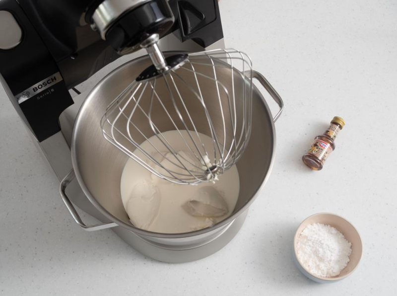 w misie robota kuchennego Bosch serek mascarpone i śmietanka