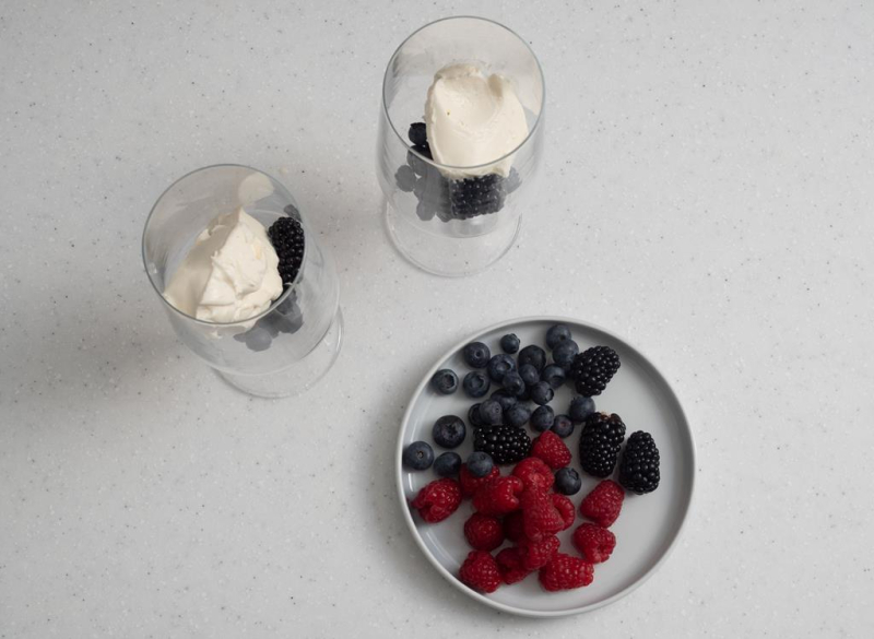krem mascarpone z owocami w szklanych pucharkach