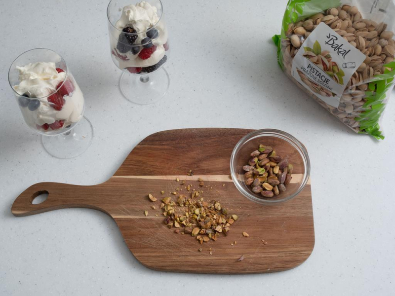 na drewnianej desce posiekane pistacje Bakal