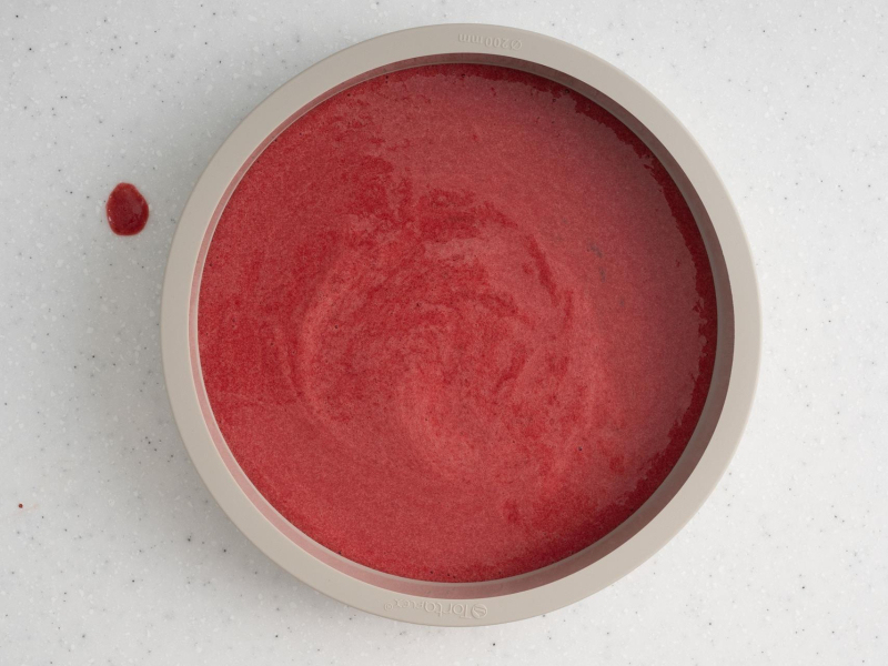 Żelka truskawkowa w silikonowej formie.