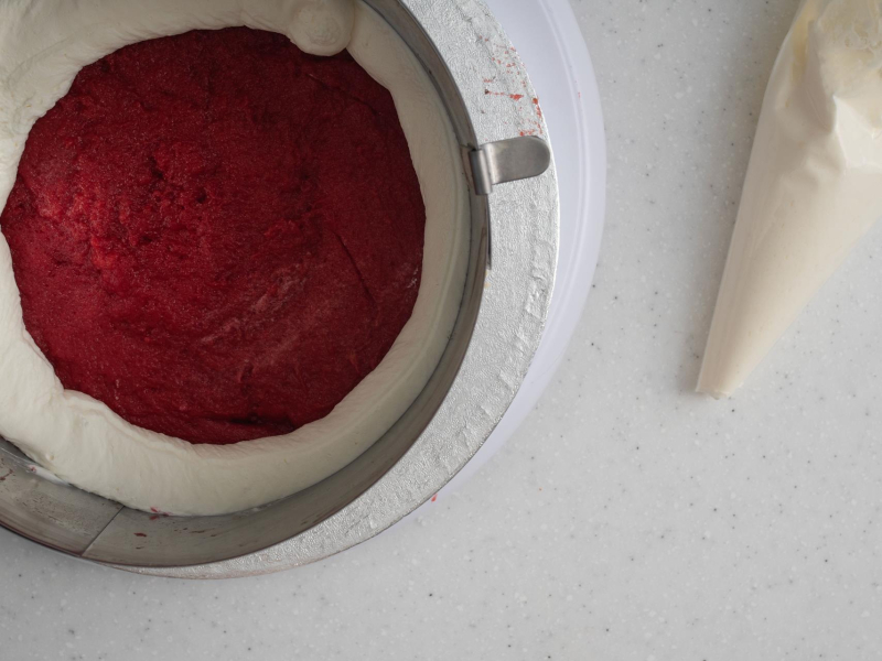 Warstwa tortu z żelką truskawkową.