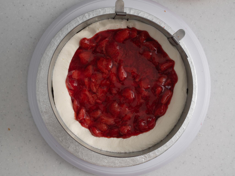 Warstwa tortu z frużeliną truskawkową.