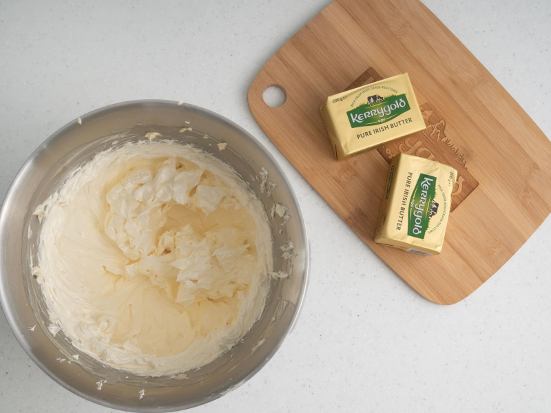 Na desce kostki masła. Obok masa maślana.