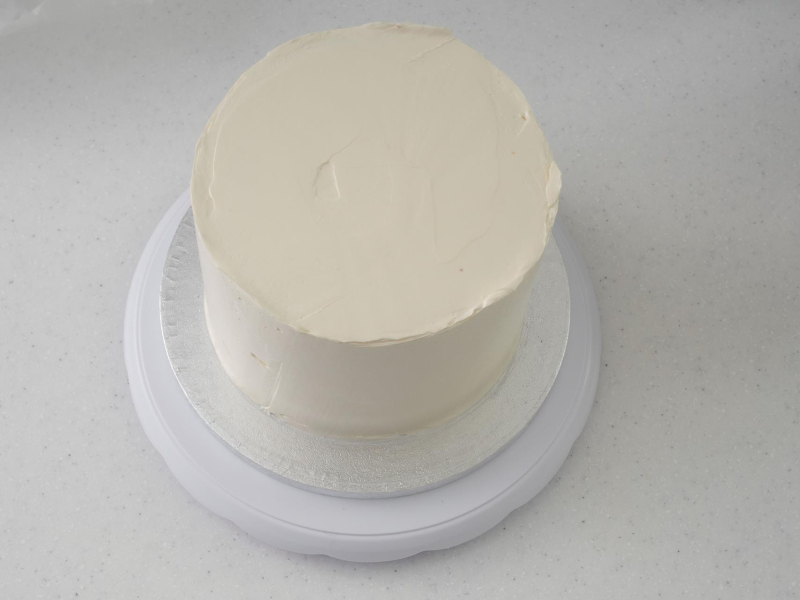 Otynkowany tort masą maślaną.