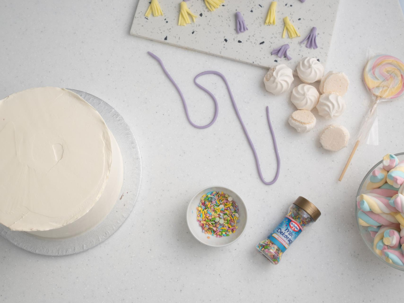 Na blacie dodatki do dekoracji tortu pusheen.