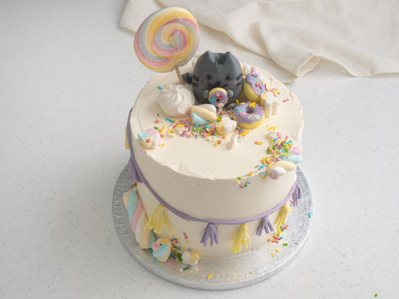 Gotowy tort z pusheenem.