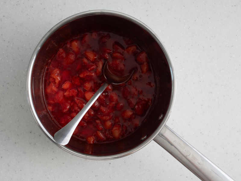 Gotowa frużelina truskawkowa.