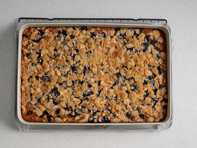 Upieczone ciasto jogurtowe z borówkami i kruszonką.