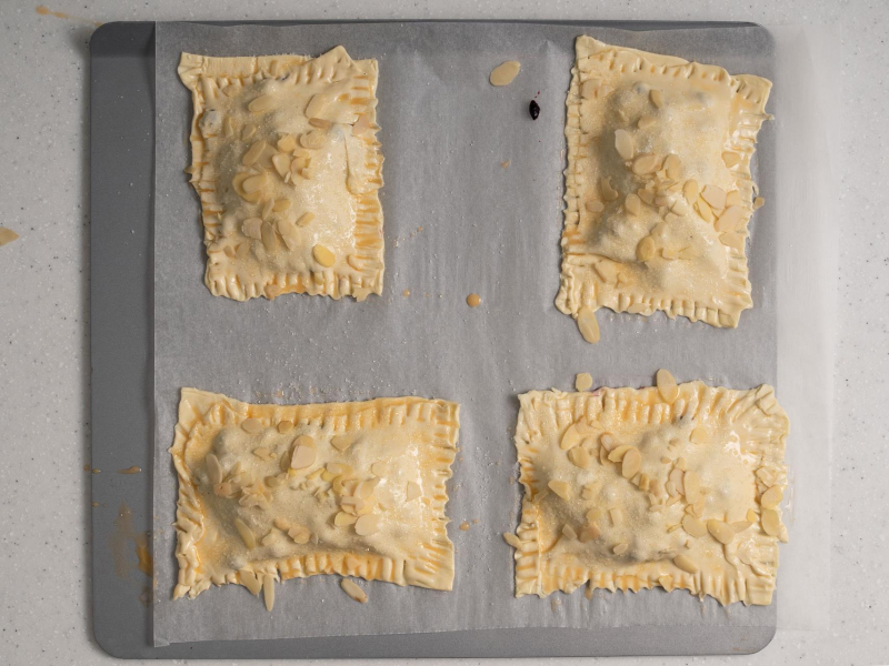 Jagodzianki z ciasta francuskiego gotowe do upieczenia.