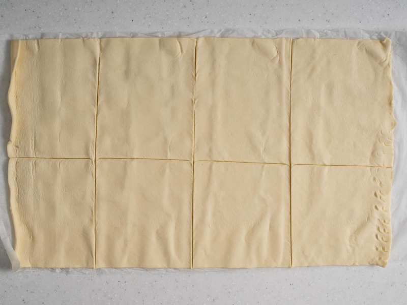 Ciasto francuskie podzielone na 8 części.