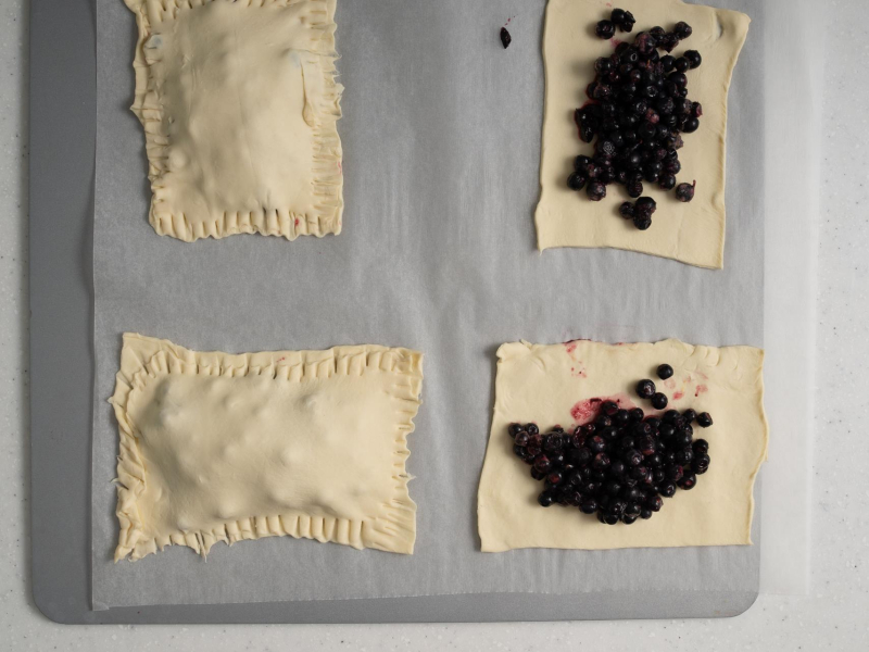 Jagodzianki z ciasta francuskiego przed upieczeniem.