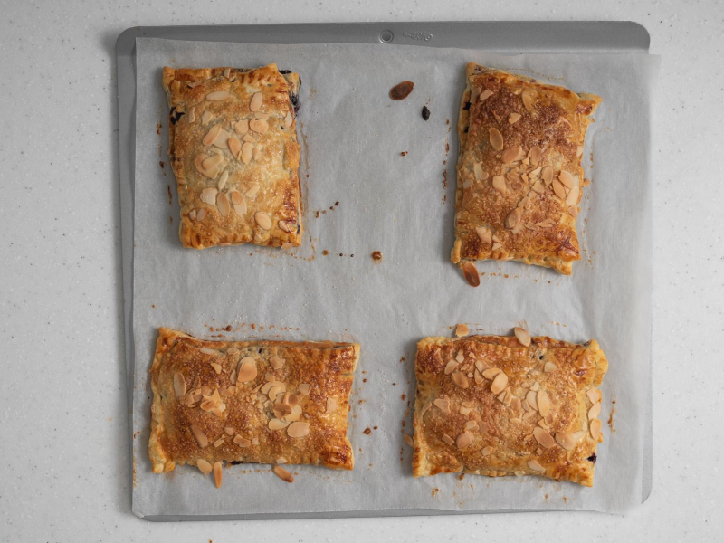 Upieczone jagodzianki z ciasta francuskiego.