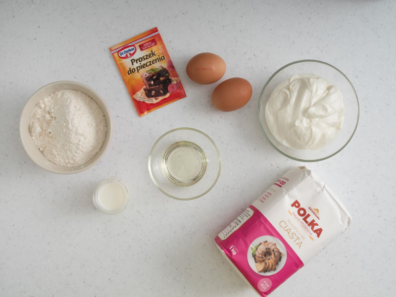 Składniki na placki z serka homogenizowane na blacie kuchennym.