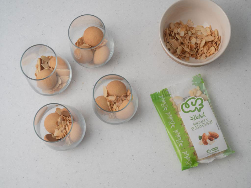 pucharki z biszkoptami i uprażonymi płatkami migdałów