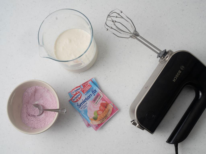 w miseczce różowe śmietan fixy Dr. Oetkera z cukrem pudrem