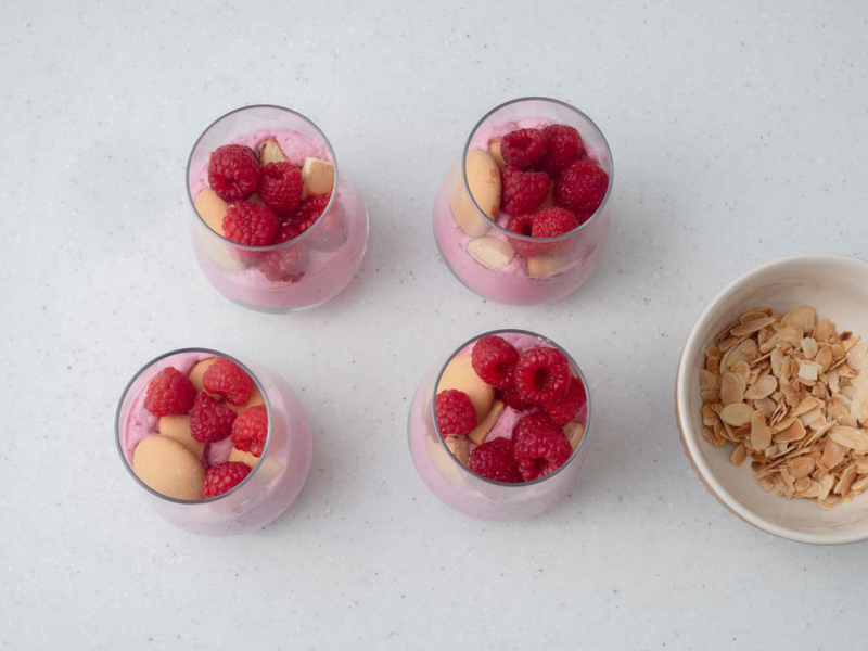 w pucharkach szybki deser z malinami po