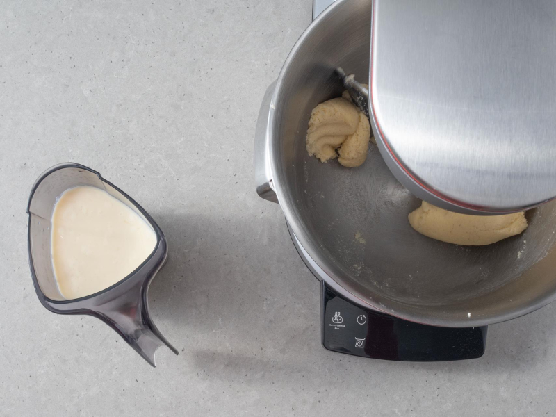 Napój sojowy, a obok misa z utartym cukrem i margaryną.