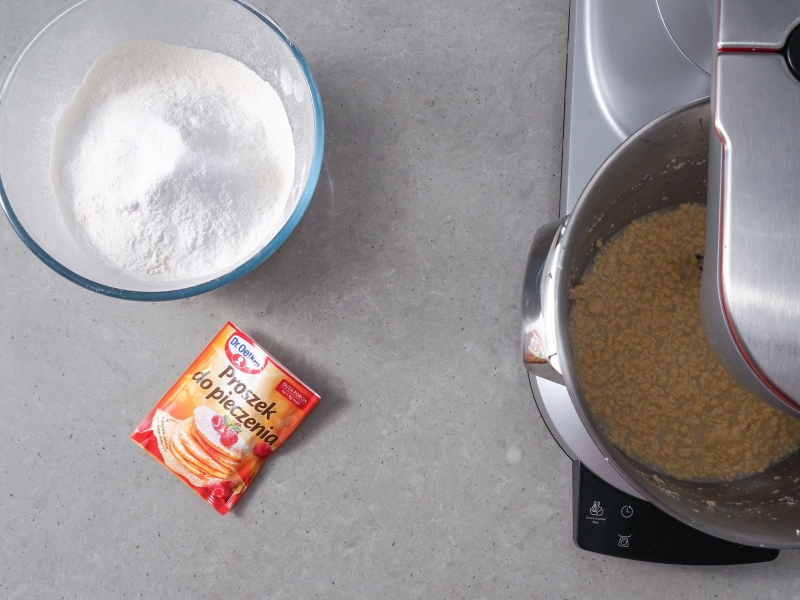 W misie mąka pszenna. Obok opakowanie proszku do pieczenia.