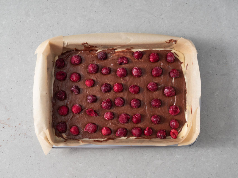 Wiśnie ułożone na cieście.