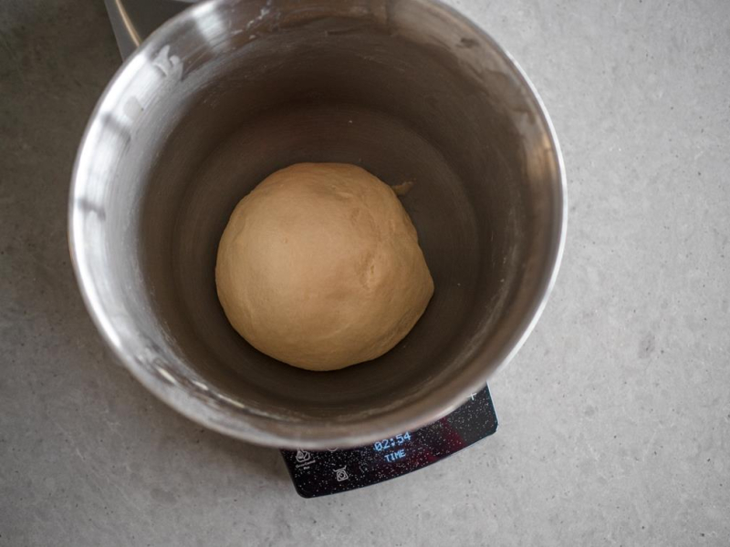 w misce zagniecione w kulkę ciasto drożdżowe