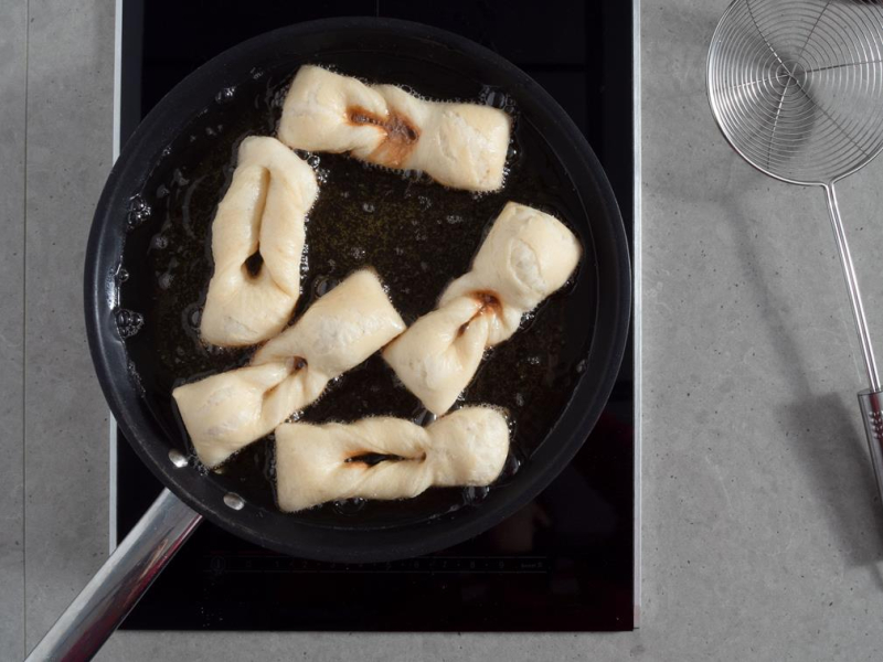 Smaż na rozgrzanej patelni z olejem. Smaż z obu stron do uzyskania złotego koloru.