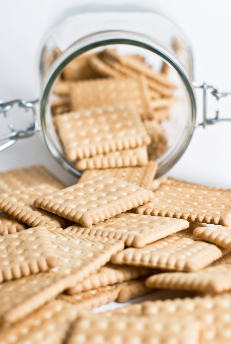 herbatniki wysypujące się ze szklanego słoika