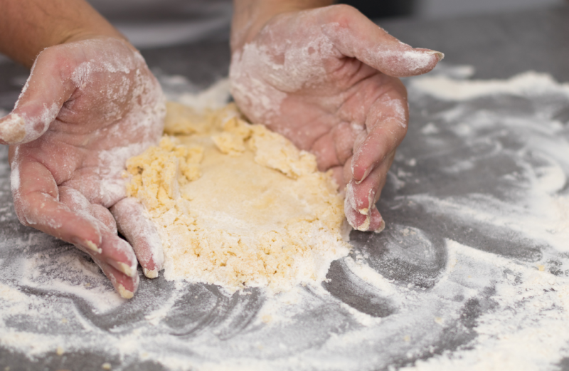 ręce zagniatające kruche ciasto