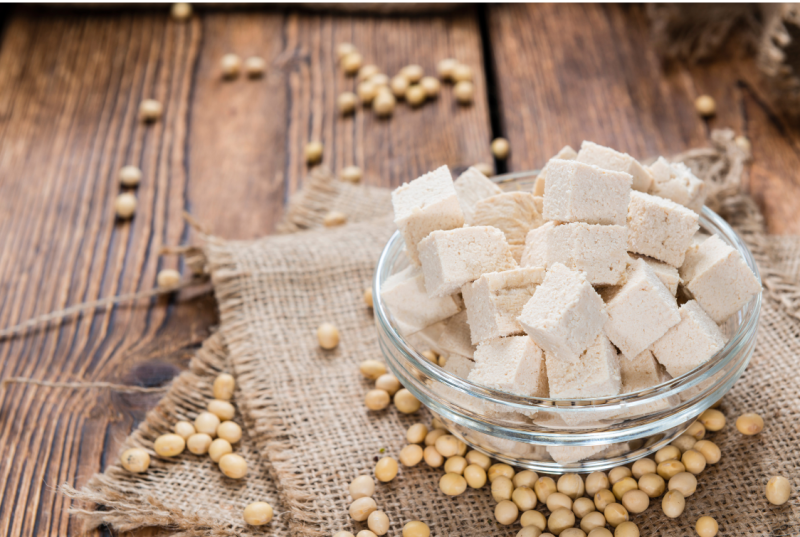 kostki tofu w szklanej miseczce