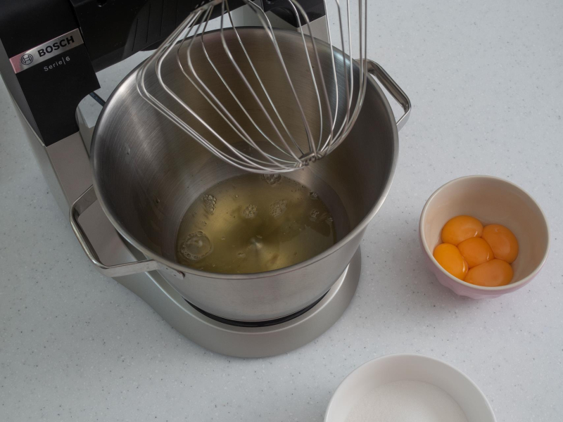 w misie robota białka obok miseczka z żółtkami