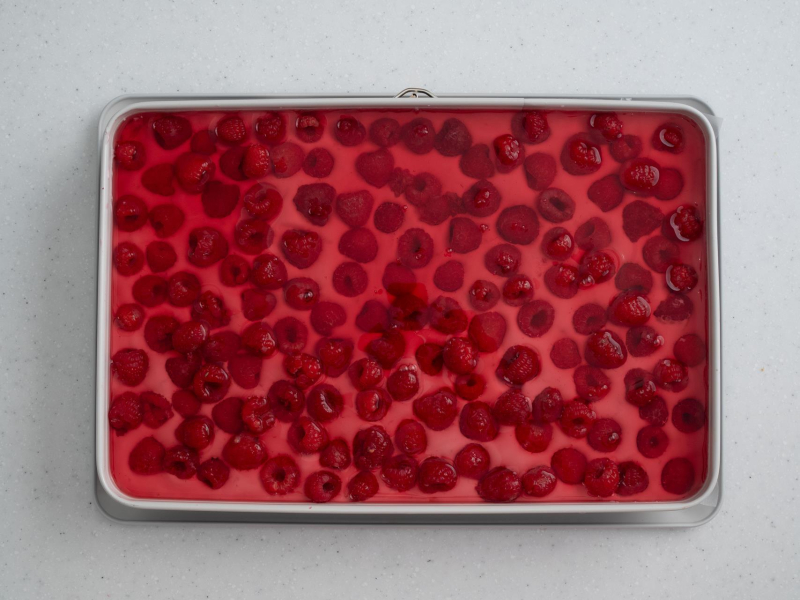 w dużej blaszce ciasto malinowiec z galaretką