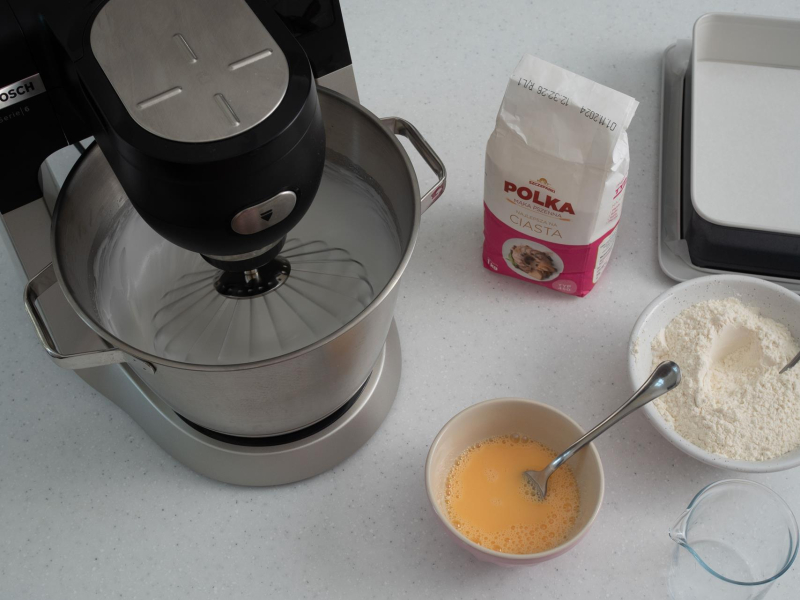 ubijane białka na biszkopt obok pozostałe składniki