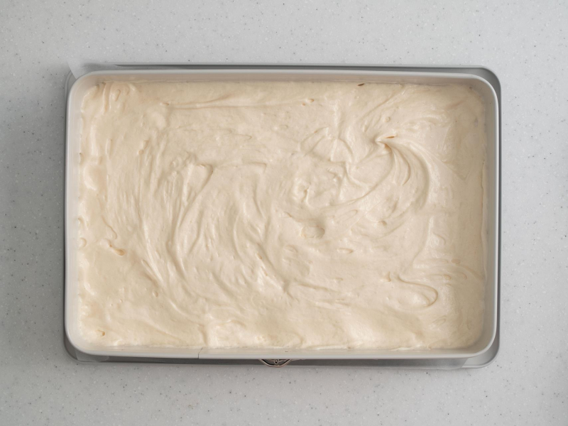 w dużej blaszce nieupieczony spód do ciasta malinowego