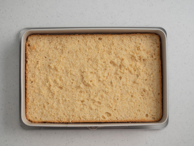 upieczony i przełożony do formy spód do ciasta malinowiec