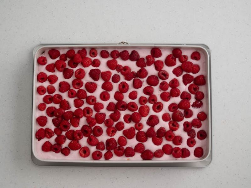 w dużej formie ciasto z malinami