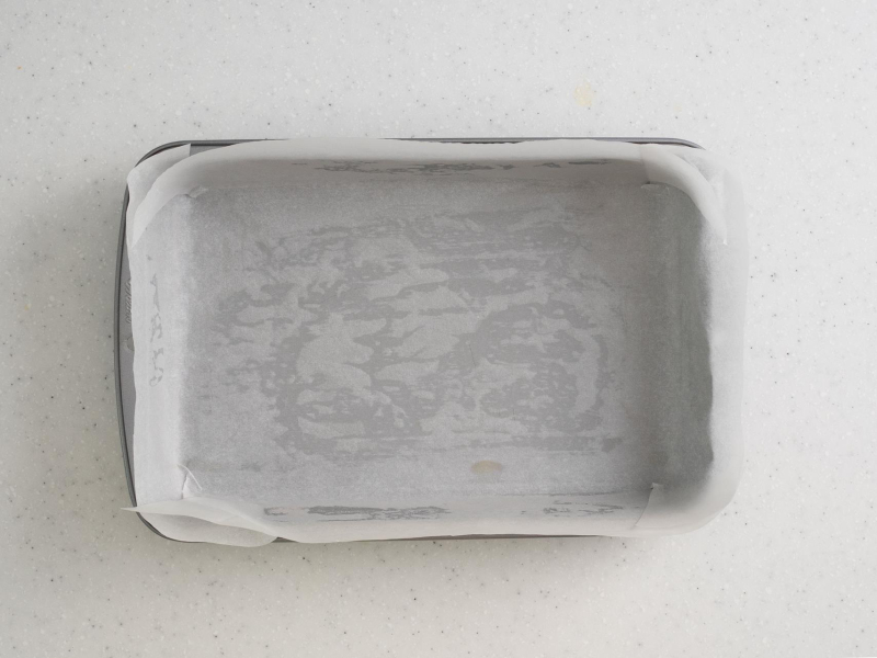 Forma wyłożona papierem do pieczenia.