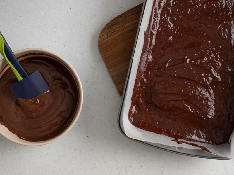 W misce nutella. Obok foremka z masą na brownie.