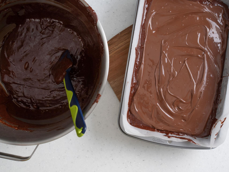 W misie ciasto na brownie. Obok brownie w formie z rozsmarowaną nutellą.