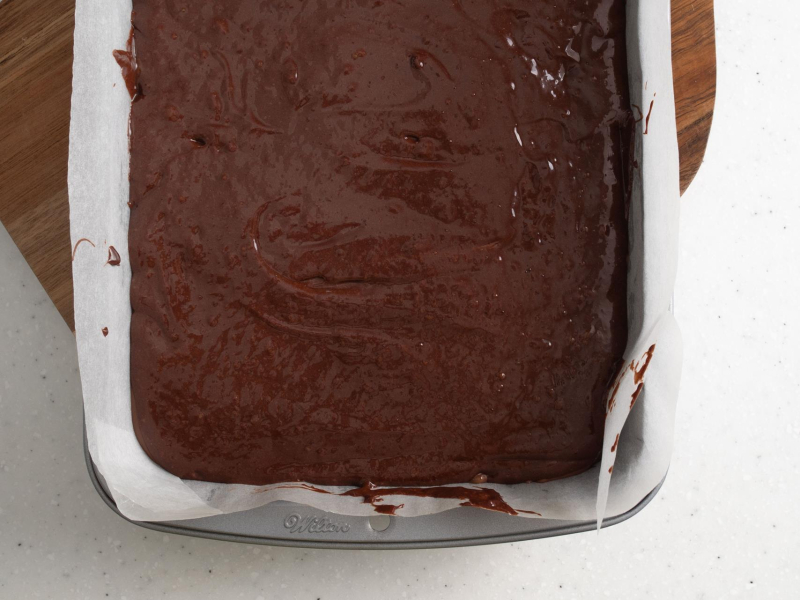 Brownie z nutellą w formie przed pieczeniem.