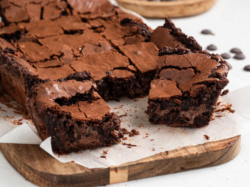 Brownie z nutellą pokrojone na kawałki na drewnianej desce - Wszystkiego Słodkiego