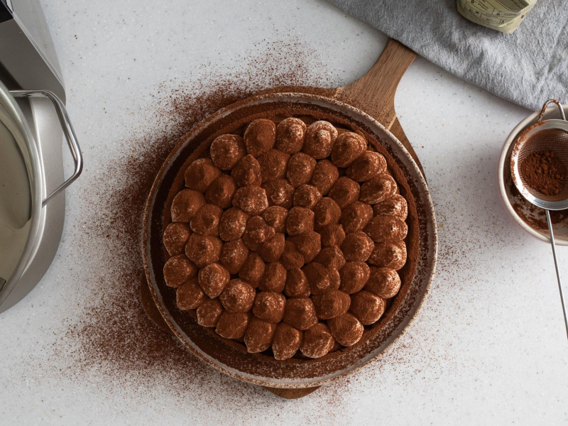 Gotowa tarta tiramisu posypana kakao.