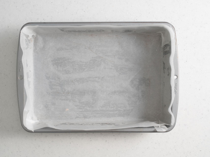 Prostokątna forma wyłożona papierem do pieczenia.