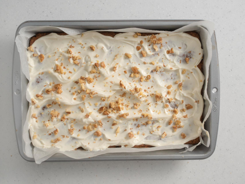 Gotowe ciasto marchewkowe fit z polewą z serka śmietankowego.