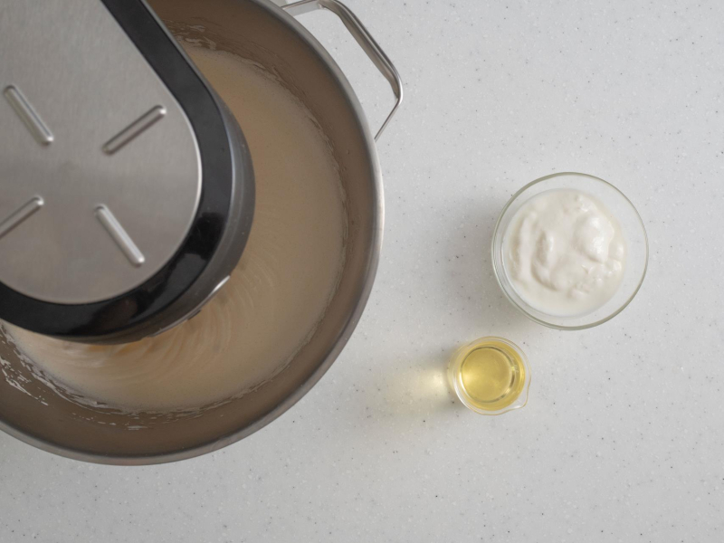 Utarte jajka z erytrytolem w misie. Obok jogurt oraz olej.