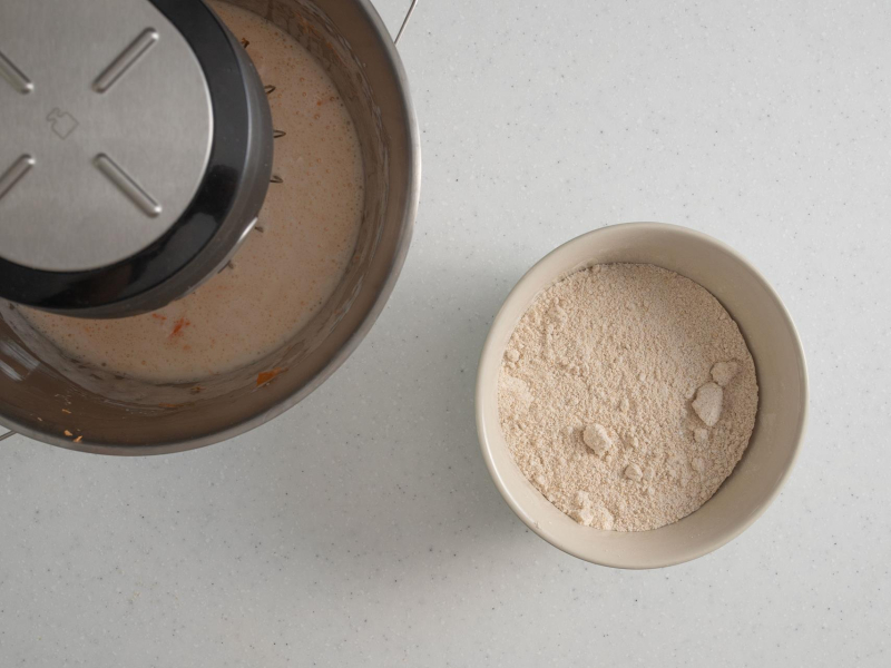 W misie miksera mokre składniki na ciasto marchewkowe, a w drugiej wymieszane suche składniki.