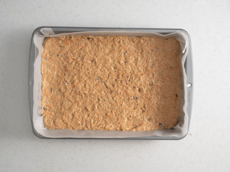 Ciasto marchewkowe fit przed upieczeniem, przełożone do formy do pieczenia.