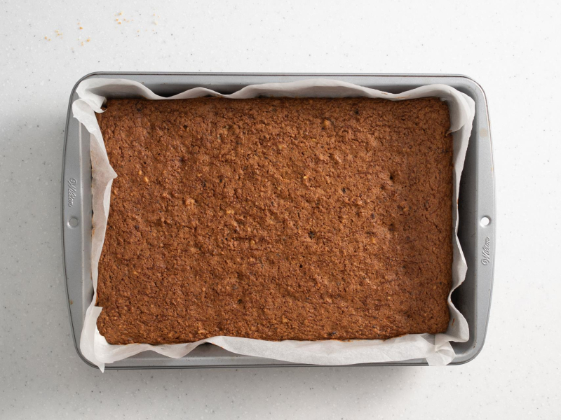 Upieczone ciasto marchewkowe fit.