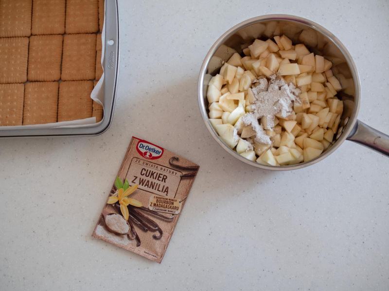 jabłka z cukrem z wanilią dr. oetkera w rondelku