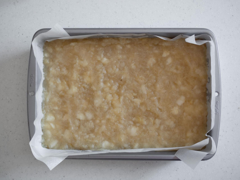 w formie wyłożonej papierem do pieczenia uprażone jabłka