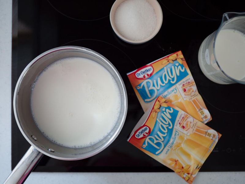 w rondelku przygotowywane budynie dr. Oetkera